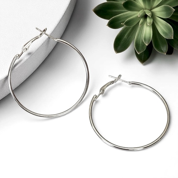 5 For $25💫Classic Smooth Silver Hoops - Picture 3 of 4